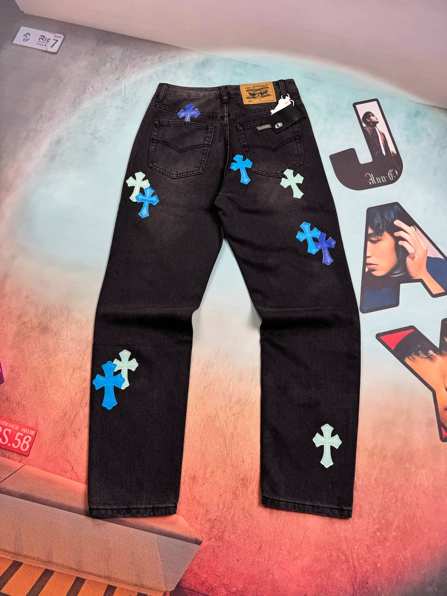 🅿️260 🔘Style No.-KL112 🔘Cro Heart𝐂𝐡𝐫𝐨𝐦𝐞 𝐇𝐞𝐚𝐫𝐭 CH City Limited Series Sanskrit Blue Cross Patch Leather Jeans* Black and Blue Color - "Los Angeles" Limited Edition Jeans Each pair of these jeans must be washed first, then disassembled. The sheepskin cross skins are carefully stitched and sewn by hand, and then re-joined into shape. It is difficult to describe the complex process. The pants are heavily washed and the details are hidden in ingenuity. From the shape to the upper body effect, they are almost perfect. It took a lot of time and energy to create it, but the finished product is stunning enough and worthy of its beauty. It has a straight upper body, showing neatness and ability, creating an outstanding aura. The styles are the same for both men and women, so they can be easily adapted to various styles and outfits, so you can buy them with your eyes closed without any surprises!  Size: S M L XL XXL (28.30.32.34.36) Color: Black